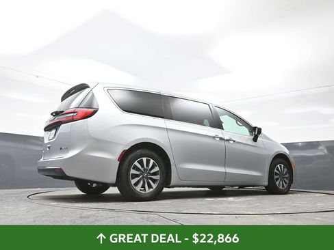 Used 2024 Chrysler Pacifica Limited FWD image 50