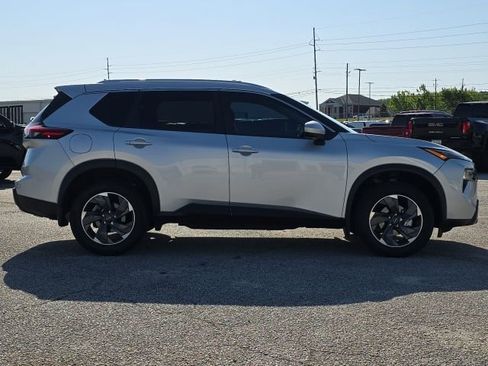 Used 2024 Nissan Rogue SV w/ SV Premium Package image 6