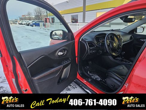 Used 2019 Jeep Cherokee Trailhawk image 17