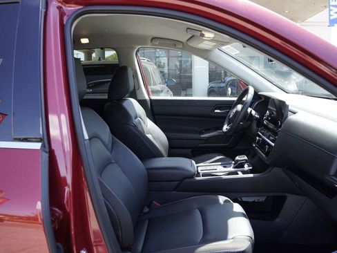 Used 2024 Nissan Pathfinder SL FWD image 17