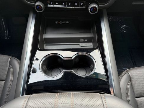 Certified 2025 Chevrolet Suburban High Country image 15