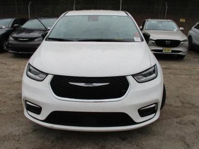Used 2024 Chrysler Pacifica Touring-L