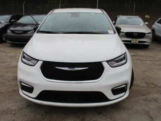 Used 2024 Chrysler Pacifica Touring-L video 1