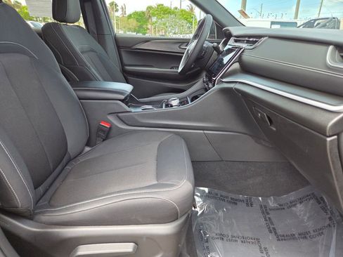 Used 2024 Jeep Grand Cherokee Laredo RWD image 10