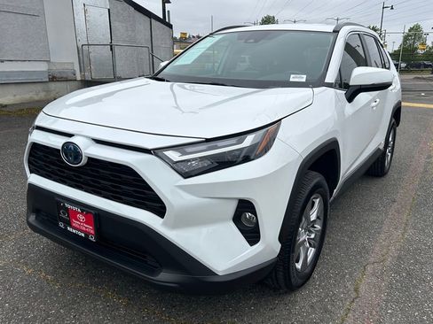 Used 2022 Toyota RAV4 XLE AWD/4WD image 3