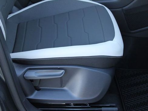 New 2026 Volkswagen Taos SE image 14