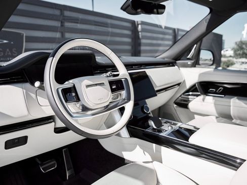 Used 2023 Land Rover Range Rover SE image 2