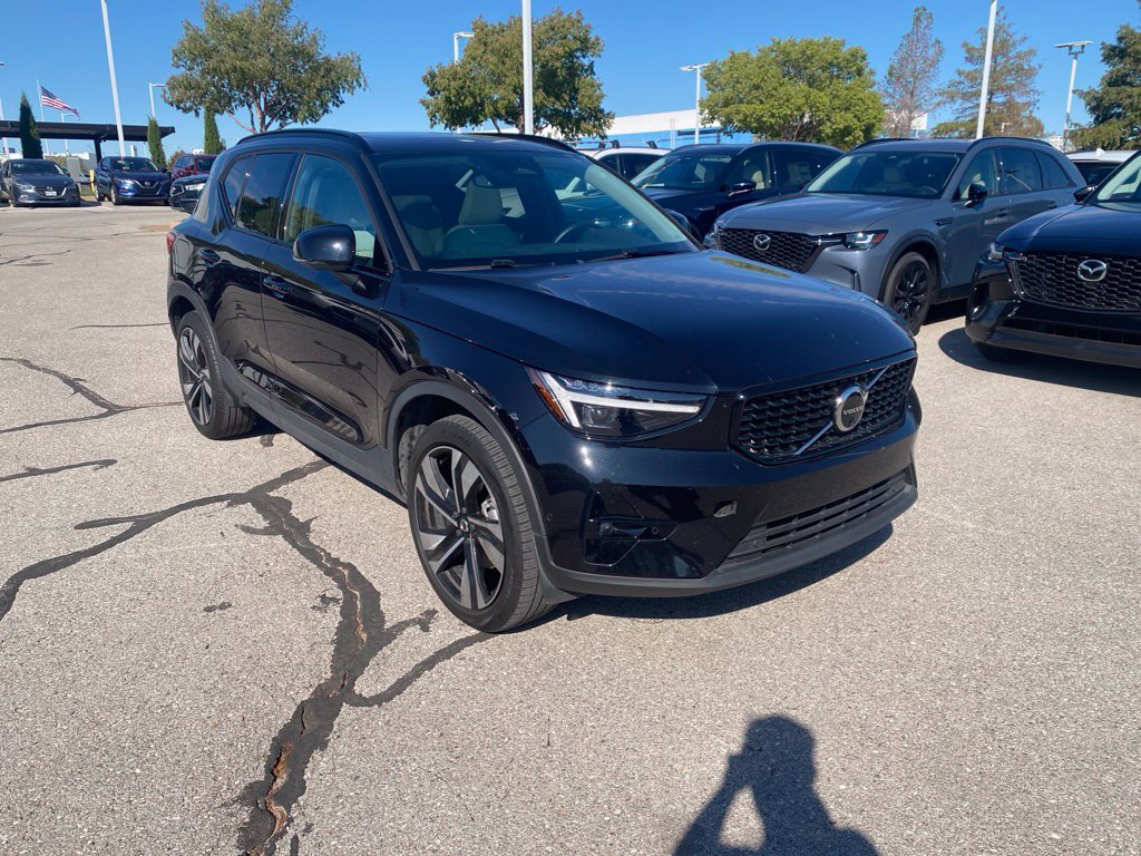 Used 2024 Volvo XC40 B5 Ultimate w/ Protection Package Premier AWD/4WD image 3