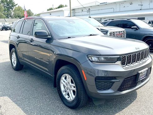 Used 2023 Jeep Grand Cherokee Laredo AWD/4WD image 24