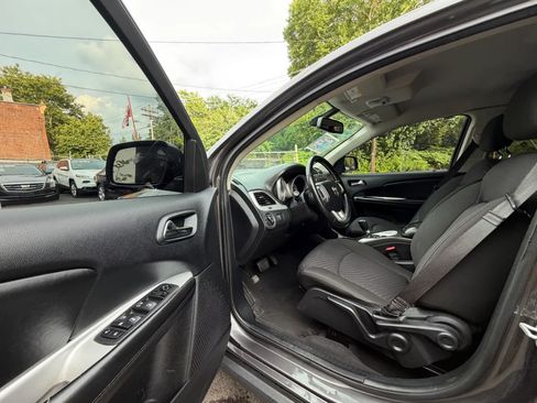 Used 2019 Dodge Journey SE w/ Connectivity Group FWD image 16
