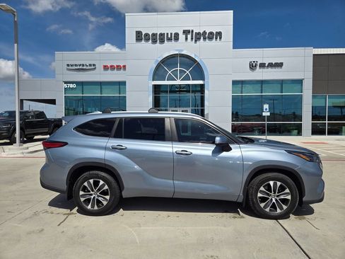 Used 2023 Toyota Highlander XLE FWD image 2