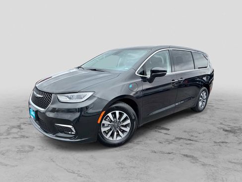 Certified 2023 Chrysler Pacifica Touring-L image 1