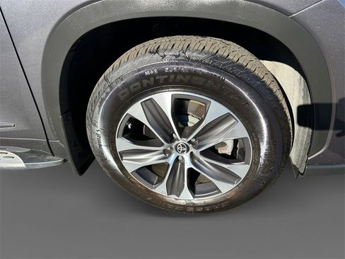 Used 2021 Toyota Highlander XLE image 16