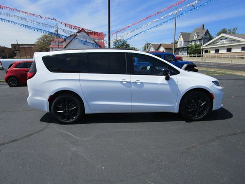 New 2026 Chrysler Pacifica Limited w/ Uconnect Theater Family Group AWD/4WD image 1