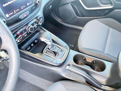 Used 2025 Kia Soul LX w/ LX Technology Package FWD image 40