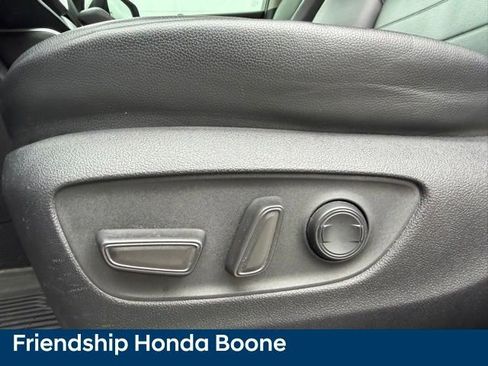 Used 2020 Toyota Highlander XLE AWD/4WD image 18