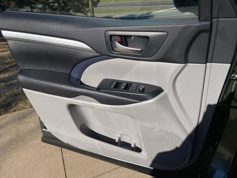 Used 2019 Toyota Highlander XLE image 24