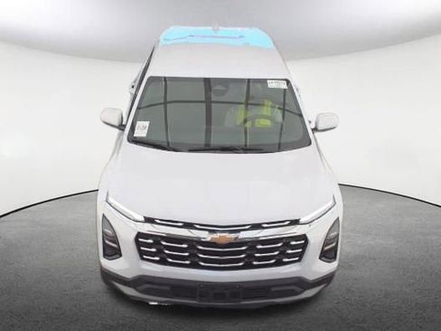 Used 2025 Chevrolet Equinox LT image 2