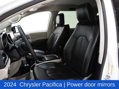 Used 2024 Chrysler Pacifica Touring-L image 22