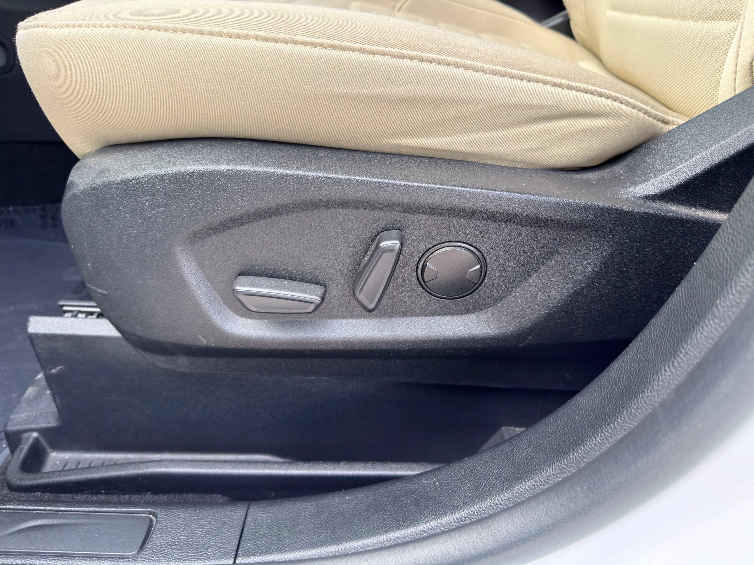 Used 2020 Ford Edge SE FWD image 21