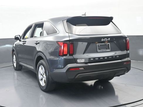Used 2022 Kia Sorento LX FWD image 4