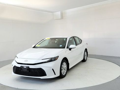 Used 2025 Toyota Camry LE AWD/4WD image 2