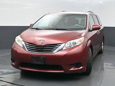 Used 2012 Toyota Sienna LE w/ Towing Pkg FWD image 3