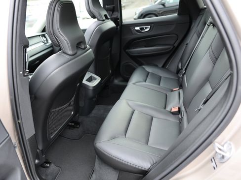 Used 2025 Volvo XC60 B5 Core image 21