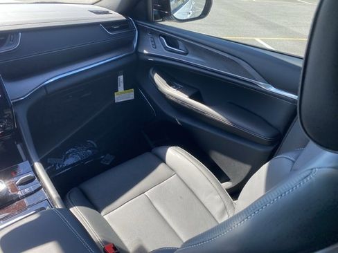 New 2025 Jeep Grand Cherokee Overland w/ Adv Protech Group III image 38