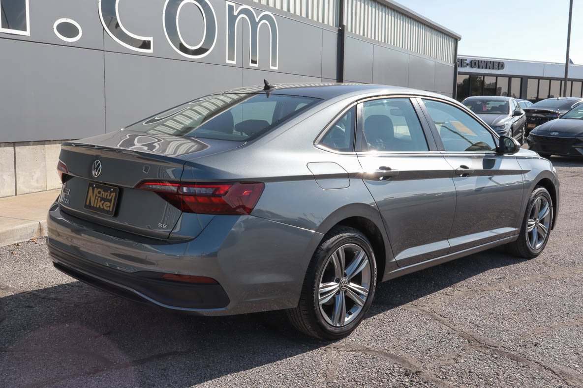 Used 2024 Volkswagen Jetta SE FWD image 6
