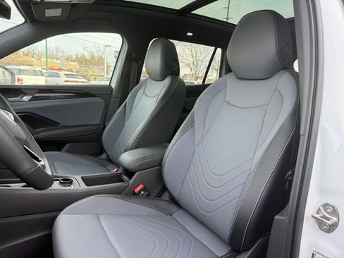 New 2026 Volkswagen Tiguan SE R-Line image 13