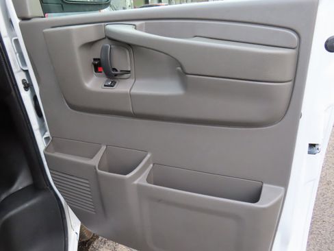 Used 2015 Chevrolet Express 2500 image 18