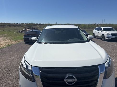 Used 2024 Nissan Pathfinder SV image 3