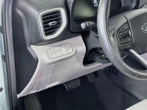 Used 2025 Hyundai Venue SEL FWD image 17
