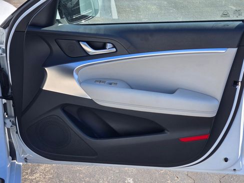 Used 2025 Genesis G70 2.5T image 6