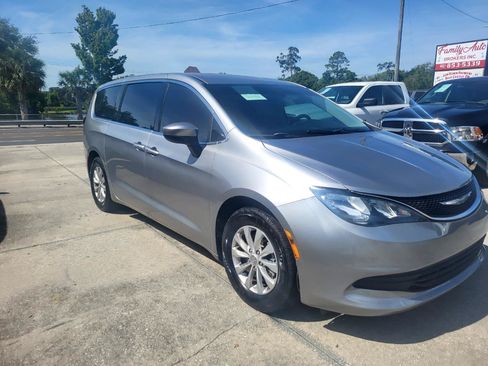 Used 2017 Chrysler Pacifica Touring w/ Tire & Wheel Group FWD image 6