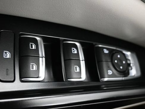 Used 2022 Kia Carnival LX FWD image 26