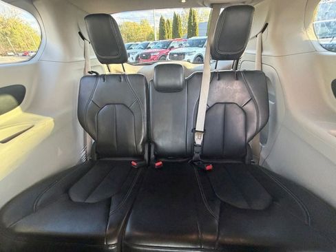 Used 2023 Chrysler Pacifica Touring-L FWD image 14
