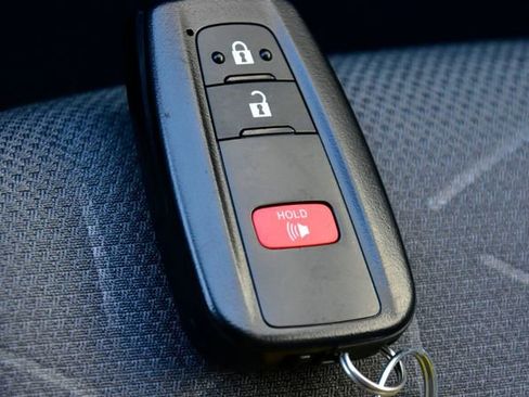 Used 2022 Toyota RAV4 XLE image 25