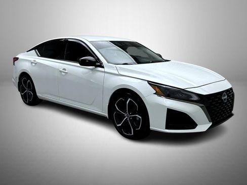 Used 2023 Nissan Altima 2.5 SR FWD image 3