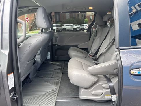 Used 2020 Toyota Sienna XLE FWD image 22