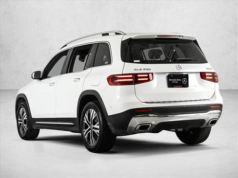 Used 2025 Mercedes-Benz GLB 250 4MATIC image 8