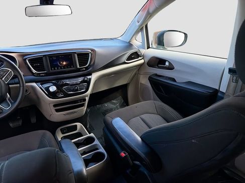 Used 2020 Chrysler Voyager L FWD image 21
