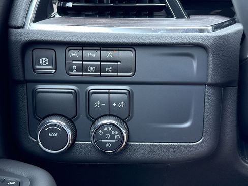 New 2025 Chevrolet Suburban Premier RWD image 20