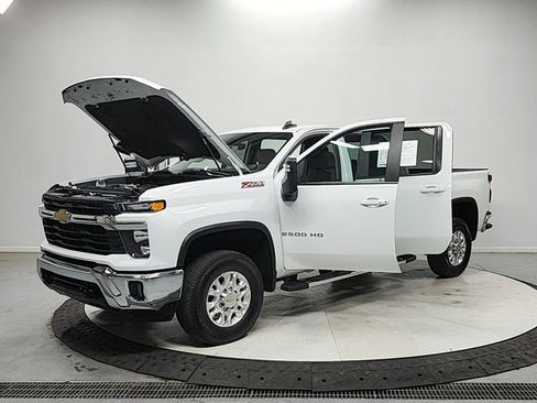 Used 2025 Chevrolet Silverado 2500 LT AWD/4WD image 11
