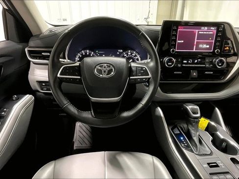 Used 2022 Toyota Highlander XLE AWD/4WD image 5