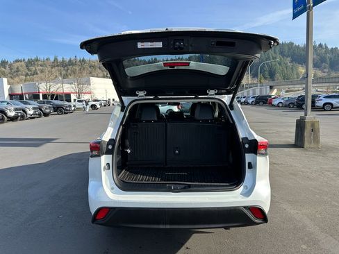Used 2022 Toyota Highlander XLE image 11