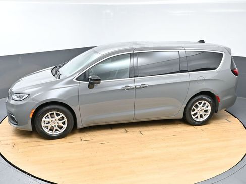 Used 2025 Chrysler Pacifica Select FWD image 48