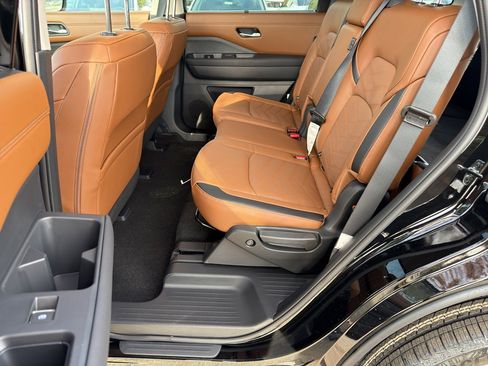 New 2025 Nissan Pathfinder Platinum image 32