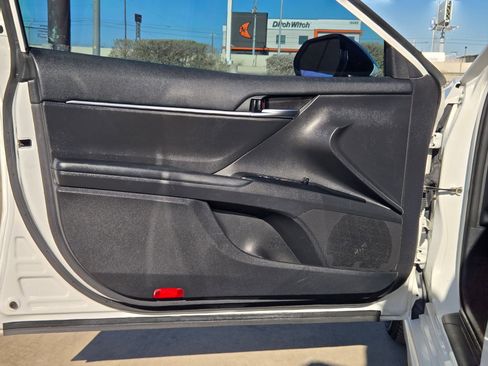 Used 2020 Toyota Camry SE image 11